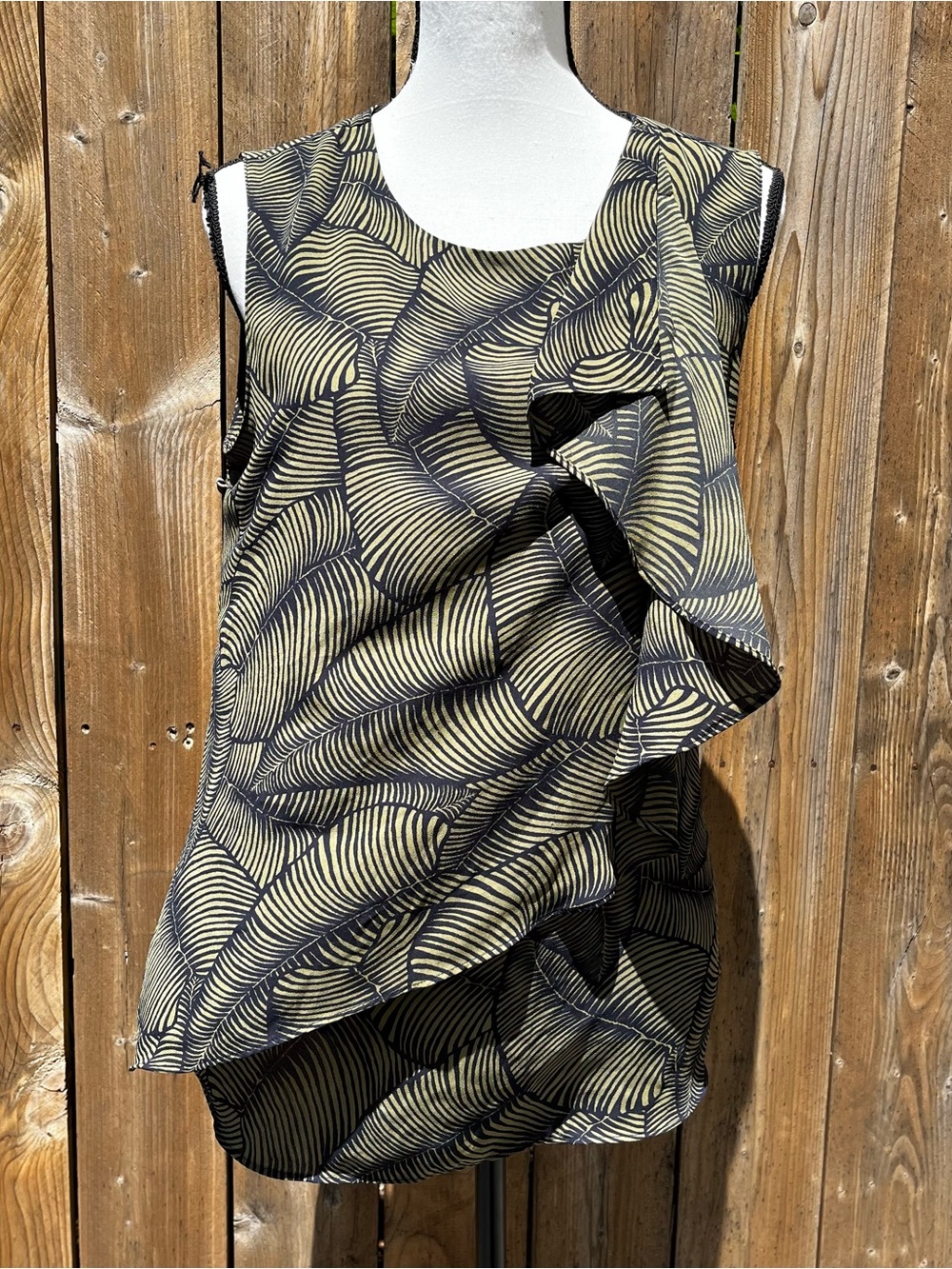 Ann Taylor Sleeveless Abstract Wave Leaf Print Ruffled Blouse in Black & Green
